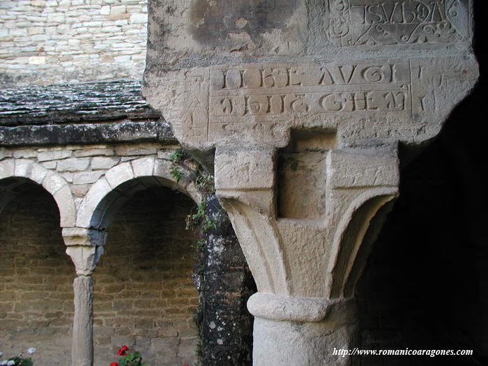 CAPITEL DEL ALA OESTE. AL FONDO ALA SUR Y TEMPLO